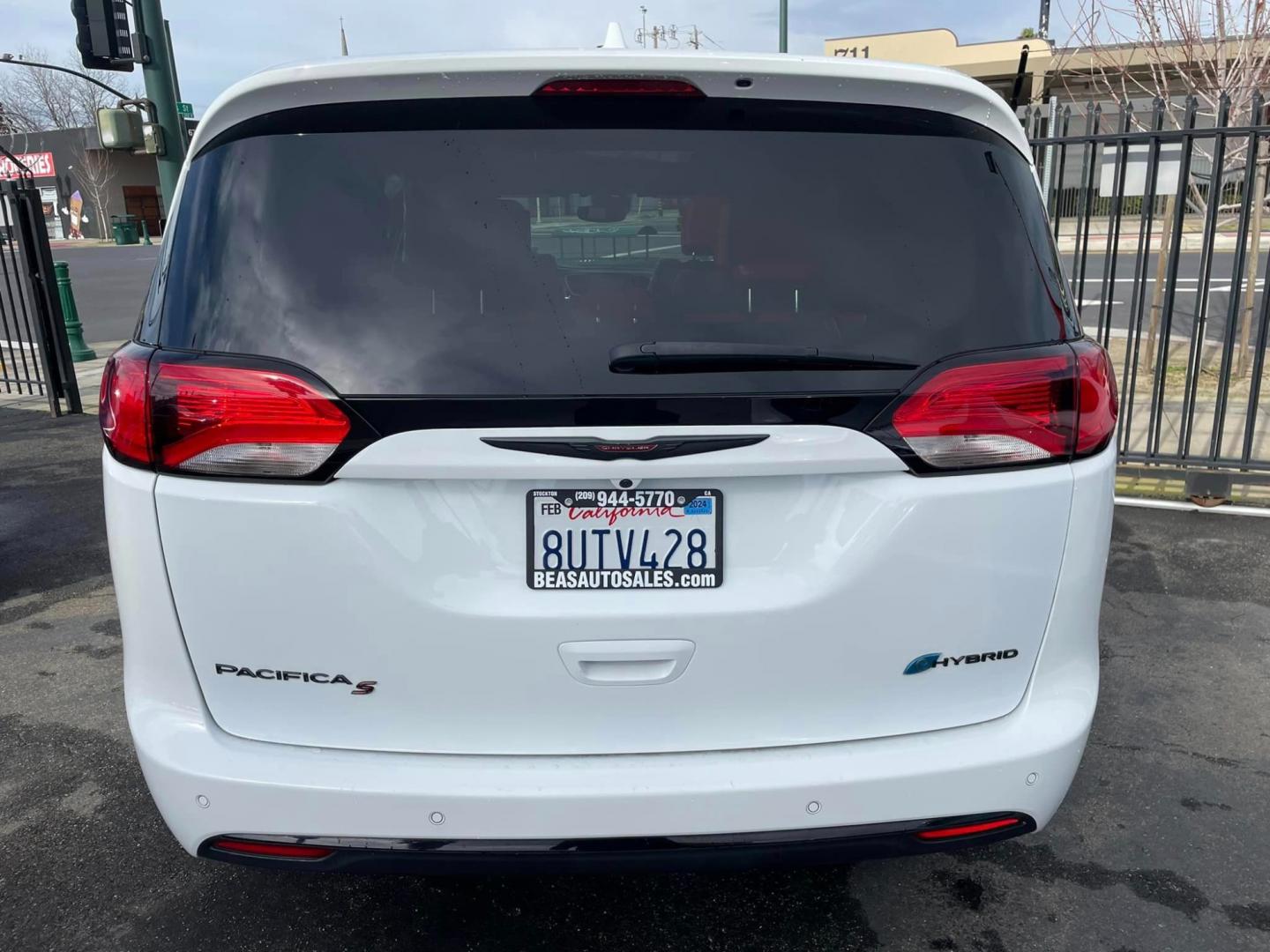 2020 WHITE /RED Chrysler Pacifica Hybrid Limited (2C4RC1N71LR) with an 3.6L V6 DOHC 24V HYBRID engine, CVT transmission, located at 744 E Miner Ave, Stockton, CA, 95202, (209) 944-5770, 37.956863, -121.282082 - Photo#15